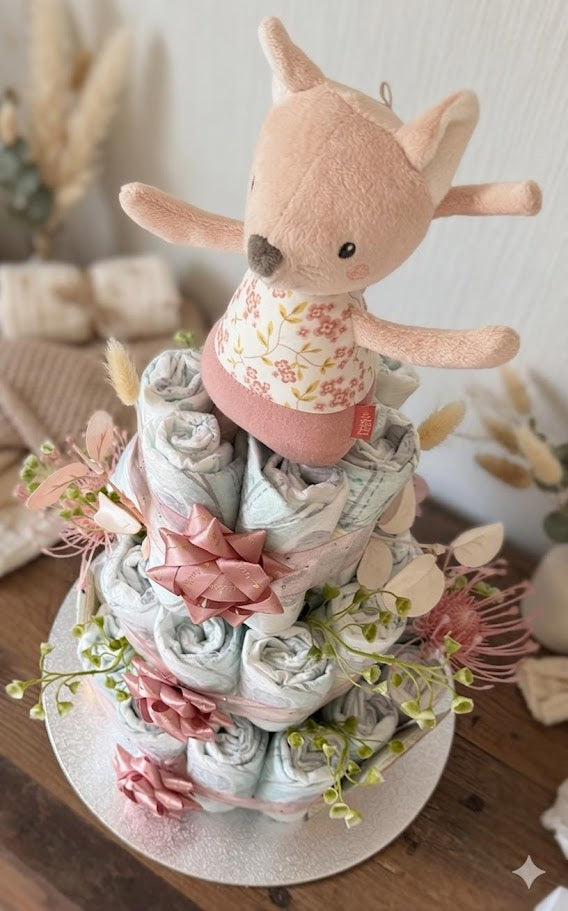 Windeltorte mit Babypflege und Kuscheltier